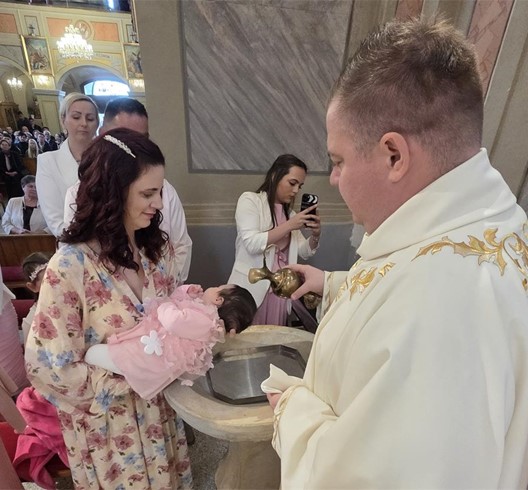 Tijekom travnja kršteno osmero djece u mnogobrojnim obiteljima